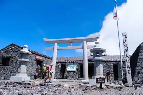 富士山頂上浅間大社奥宮の鳥居