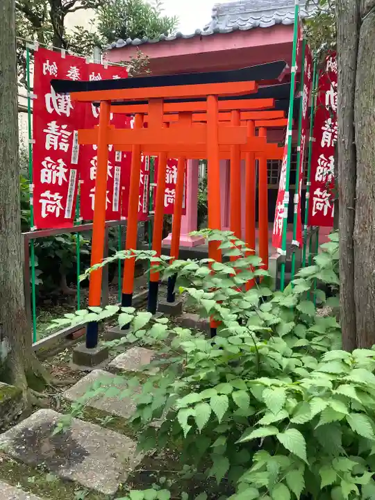 勧請稲荷の鳥居