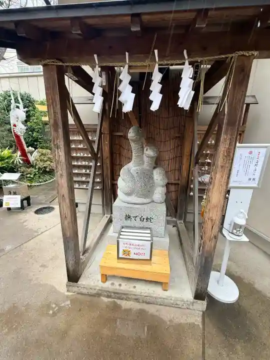 蛇窪神社の{uncategorized: "未分類", other: "その他", undefined: "問題あり", building: "その他建物", grave: "お墓", sacred_gate: "鳥居", guardian: "狛犬", statue: "像", buddha: "仏像", history: "歴史", nature: "自然", garden: "庭園", animal: "動物", pagoda: "塔", temizu: "手水舎", mountain_gate: "山門・神門", sanctuary: "本殿・本堂", subordinate: "末社・摂社", art: "芸術", scenery: "景色", jizo: "地蔵", ema: "絵馬", goshuin: "御朱印", omikuji: "おみくじ", items: "授与品その他", amulet: "お守り", goshuincho: "御朱印帳", eats: "食事", festival: "お祭り", votive_dance: "神楽", shichigosan: "七五三参", wedding: "結婚式", experience: "体験その他", initially: "初詣", around: "周辺", anti_infection: "感染症対策"}