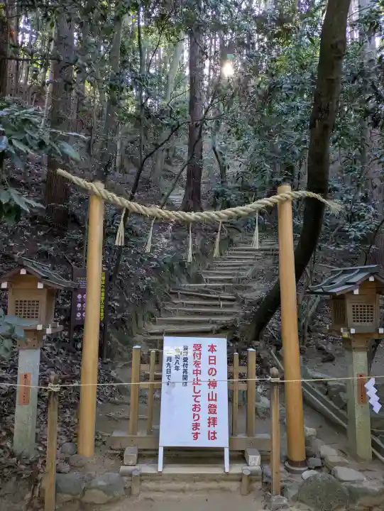 檜原神社(大神神社摂社)の{uncategorized: "未分類", other: "その他", undefined: "問題あり", building: "その他建物", grave: "お墓", sacred_gate: "鳥居", guardian: "狛犬", statue: "像", buddha: "仏像", history: "歴史", nature: "自然", garden: "庭園", animal: "動物", pagoda: "塔", temizu: "手水舎", mountain_gate: "山門・神門", sanctuary: "本殿・本堂", subordinate: "末社・摂社", art: "芸術", scenery: "景色", jizo: "地蔵", ema: "絵馬", goshuin: "御朱印", omikuji: "おみくじ", items: "授与品その他", amulet: "お守り", goshuincho: "御朱印帳", eats: "食事", festival: "お祭り", votive_dance: "神楽", shichigosan: "七五三参", wedding: "結婚式", experience: "体験その他", initially: "初詣", around: "周辺", anti_infection: "感染症対策"}
