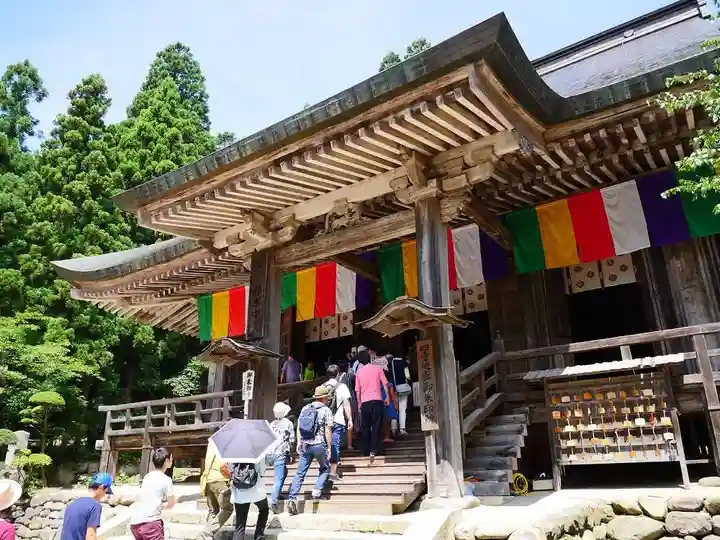 宝珠山 立石寺の本殿・本堂