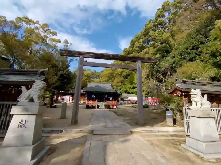 四條畷神社の{uncategorized: "未分類", other: "その他", undefined: "問題あり", building: "その他建物", grave: "お墓", sacred_gate: "鳥居", guardian: "狛犬", statue: "像", buddha: "仏像", history: "歴史", nature: "自然", garden: "庭園", animal: "動物", pagoda: "塔", temizu: "手水舎", mountain_gate: "山門・神門", sanctuary: "本殿・本堂", subordinate: "末社・摂社", art: "芸術", scenery: "景色", jizo: "地蔵", ema: "絵馬", goshuin: "御朱印", omikuji: "おみくじ", items: "授与品その他", amulet: "お守り", goshuincho: "御朱印帳", eats: "食事", festival: "お祭り", votive_dance: "神楽", shichigosan: "七五三参", wedding: "結婚式", experience: "体験その他", initially: "初詣", around: "周辺", anti_infection: "感染症対策"}