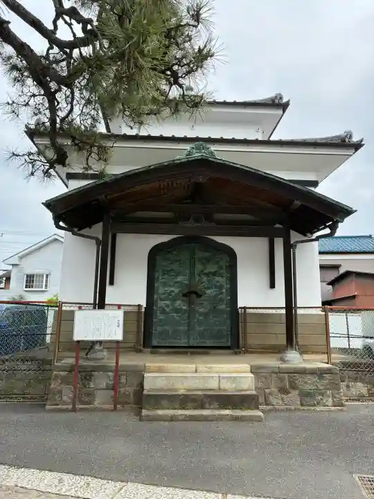 本應寺の{uncategorized: "未分類", other: "その他", undefined: "問題あり", building: "その他建物", grave: "お墓", sacred_gate: "鳥居", guardian: "狛犬", statue: "像", buddha: "仏像", history: "歴史", nature: "自然", garden: "庭園", animal: "動物", pagoda: "塔", temizu: "手水舎", mountain_gate: "山門・神門", sanctuary: "本殿・本堂", subordinate: "末社・摂社", art: "芸術", scenery: "景色", jizo: "地蔵", ema: "絵馬", goshuin: "御朱印", omikuji: "おみくじ", items: "授与品その他", amulet: "お守り", goshuincho: "御朱印帳", eats: "食事", festival: "お祭り", votive_dance: "神楽", shichigosan: "七五三参", wedding: "結婚式", experience: "体験その他", initially: "初詣", around: "周辺", anti_infection: "感染症対策"}