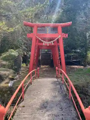稲荷大明神の鳥居