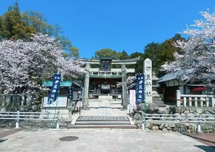伊豆神社の{uncategorized: "未分類", other: "その他", undefined: "問題あり", building: "その他建物", grave: "お墓", sacred_gate: "鳥居", guardian: "狛犬", statue: "像", buddha: "仏像", history: "歴史", nature: "自然", garden: "庭園", animal: "動物", pagoda: "塔", temizu: "手水舎", mountain_gate: "山門・神門", sanctuary: "本殿・本堂", subordinate: "末社・摂社", art: "芸術", scenery: "景色", jizo: "地蔵", ema: "絵馬", goshuin: "御朱印", omikuji: "おみくじ", items: "授与品その他", amulet: "お守り", goshuincho: "御朱印帳", eats: "食事", festival: "お祭り", votive_dance: "神楽", shichigosan: "七五三参", wedding: "結婚式", experience: "体験その他", initially: "初詣", around: "周辺", anti_infection: "感染症対策"}