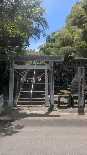 神明神社の{uncategorized: "未分類", other: "その他", undefined: "問題あり", building: "その他建物", grave: "お墓", sacred_gate: "鳥居", guardian: "狛犬", statue: "像", buddha: "仏像", history: "歴史", nature: "自然", garden: "庭園", animal: "動物", pagoda: "塔", temizu: "手水舎", mountain_gate: "山門・神門", sanctuary: "本殿・本堂", subordinate: "末社・摂社", art: "芸術", scenery: "景色", jizo: "地蔵", ema: "絵馬", goshuin: "御朱印", omikuji: "おみくじ", items: "授与品その他", amulet: "お守り", goshuincho: "御朱印帳", eats: "食事", festival: "お祭り", votive_dance: "神楽", shichigosan: "七五三参", wedding: "結婚式", experience: "体験その他", initially: "初詣", around: "周辺", anti_infection: "感染症対策"}