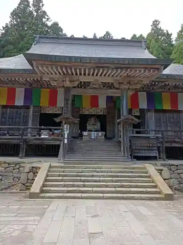 宝珠山 立石寺の本殿・本堂