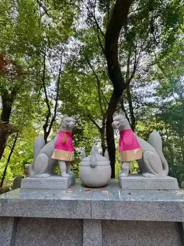 伏見稲荷大社の{uncategorized: "未分類", other: "その他", undefined: "問題あり", building: "その他建物", grave: "お墓", sacred_gate: "鳥居", guardian: "狛犬", statue: "像", buddha: "仏像", history: "歴史", nature: "自然", garden: "庭園", animal: "動物", pagoda: "塔", temizu: "手水舎", mountain_gate: "山門・神門", sanctuary: "本殿・本堂", subordinate: "末社・摂社", art: "芸術", scenery: "景色", jizo: "地蔵", ema: "絵馬", goshuin: "御朱印", omikuji: "おみくじ", items: "授与品その他", amulet: "お守り", goshuincho: "御朱印帳", eats: "食事", festival: "お祭り", votive_dance: "神楽", shichigosan: "七五三参", wedding: "結婚式", experience: "体験その他", initially: "初詣", around: "周辺", anti_infection: "感染症対策"}
