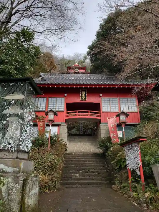 磯山弁財天の山門・神門