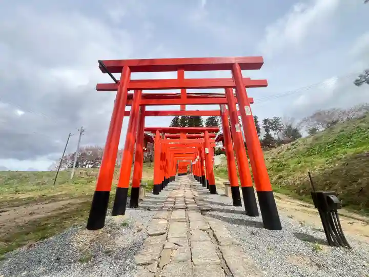 高屋敷稲荷神社の{uncategorized: "未分類", other: "その他", undefined: "問題あり", building: "その他建物", grave: "お墓", sacred_gate: "鳥居", guardian: "狛犬", statue: "像", buddha: "仏像", history: "歴史", nature: "自然", garden: "庭園", animal: "動物", pagoda: "塔", temizu: "手水舎", mountain_gate: "山門・神門", sanctuary: "本殿・本堂", subordinate: "末社・摂社", art: "芸術", scenery: "景色", jizo: "地蔵", ema: "絵馬", goshuin: "御朱印", omikuji: "おみくじ", items: "授与品その他", amulet: "お守り", goshuincho: "御朱印帳", eats: "食事", festival: "お祭り", votive_dance: "神楽", shichigosan: "七五三参", wedding: "結婚式", experience: "体験その他", initially: "初詣", around: "周辺", anti_infection: "感染症対策"}