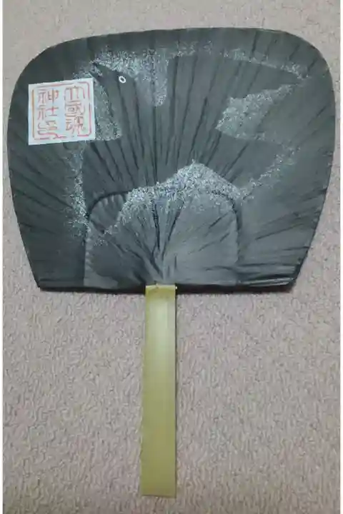 カラス団扇 表✨