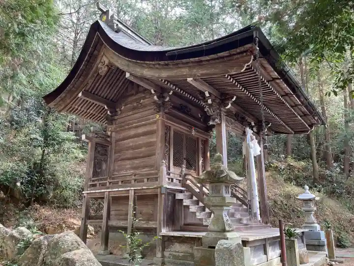 諏訪神社の{uncategorized: "未分類", other: "その他", undefined: "問題あり", building: "その他建物", grave: "お墓", sacred_gate: "鳥居", guardian: "狛犬", statue: "像", buddha: "仏像", history: "歴史", nature: "自然", garden: "庭園", animal: "動物", pagoda: "塔", temizu: "手水舎", mountain_gate: "山門・神門", sanctuary: "本殿・本堂", subordinate: "末社・摂社", art: "芸術", scenery: "景色", jizo: "地蔵", ema: "絵馬", goshuin: "御朱印", omikuji: "おみくじ", items: "授与品その他", amulet: "お守り", goshuincho: "御朱印帳", eats: "食事", festival: "お祭り", votive_dance: "神楽", shichigosan: "七五三参", wedding: "結婚式", experience: "体験その他", initially: "初詣", around: "周辺", anti_infection: "感染症対策"}