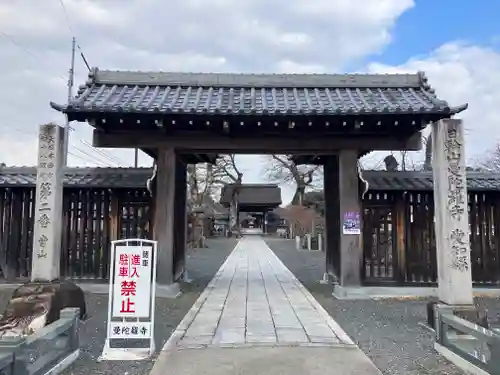 曼陀羅寺の山門