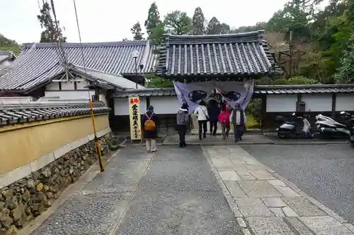 一條殿 新善光寺の山門