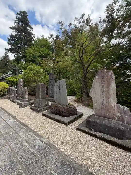 新橋浅間神社の{uncategorized: "未分類", other: "その他", undefined: "問題あり", building: "その他建物", grave: "お墓", sacred_gate: "鳥居", guardian: "狛犬", statue: "像", buddha: "仏像", history: "歴史", nature: "自然", garden: "庭園", animal: "動物", pagoda: "塔", temizu: "手水舎", mountain_gate: "山門・神門", sanctuary: "本殿・本堂", subordinate: "末社・摂社", art: "芸術", scenery: "景色", jizo: "地蔵", ema: "絵馬", goshuin: "御朱印", omikuji: "おみくじ", items: "授与品その他", amulet: "お守り", goshuincho: "御朱印帳", eats: "食事", festival: "お祭り", votive_dance: "神楽", shichigosan: "七五三参", wedding: "結婚式", experience: "体験その他", initially: "初詣", around: "周辺", anti_infection: "感染症対策"}
