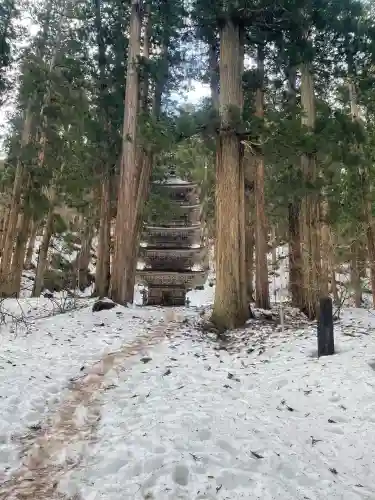 羽黒山五重塔(出羽三山神社)の{uncategorized: "未分類", other: "その他", undefined: "問題あり", building: "その他建物", grave: "お墓", sacred_gate: "鳥居", guardian: "狛犬", statue: "像", buddha: "仏像", history: "歴史", nature: "自然", garden: "庭園", animal: "動物", pagoda: "塔", temizu: "手水舎", mountain_gate: "山門・神門", sanctuary: "本殿・本堂", subordinate: "末社・摂社", art: "芸術", scenery: "景色", jizo: "地蔵", ema: "絵馬", goshuin: "御朱印", omikuji: "おみくじ", items: "授与品その他", amulet: "お守り", goshuincho: "御朱印帳", eats: "食事", festival: "お祭り", votive_dance: "神楽", shichigosan: "七五三参", wedding: "結婚式", experience: "体験その他", initially: "初詣", around: "周辺", anti_infection: "感染症対策"}