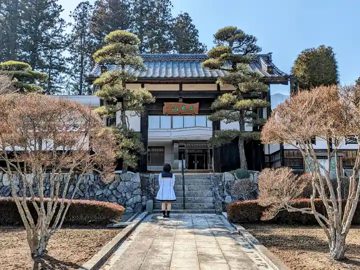 信盛寺の山門・神門