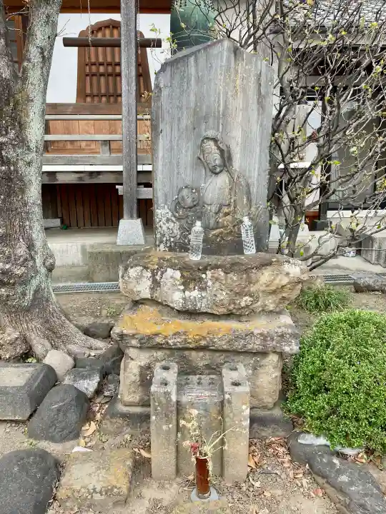 九品寺の{uncategorized: "未分類", other: "その他", undefined: "問題あり", building: "その他建物", grave: "お墓", sacred_gate: "鳥居", guardian: "狛犬", statue: "像", buddha: "仏像", history: "歴史", nature: "自然", garden: "庭園", animal: "動物", pagoda: "塔", temizu: "手水舎", mountain_gate: "山門・神門", sanctuary: "本殿・本堂", subordinate: "末社・摂社", art: "芸術", scenery: "景色", jizo: "地蔵", ema: "絵馬", goshuin: "御朱印", omikuji: "おみくじ", items: "授与品その他", amulet: "お守り", goshuincho: "御朱印帳", eats: "食事", festival: "お祭り", votive_dance: "神楽", shichigosan: "七五三参", wedding: "結婚式", experience: "体験その他", initially: "初詣", around: "周辺", anti_infection: "感染症対策"}