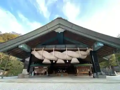 出雲大社神楽殿の{uncategorized: "未分類", other: "その他", undefined: "問題あり", building: "その他建物", grave: "お墓", sacred_gate: "鳥居", guardian: "狛犬", statue: "像", buddha: "仏像", history: "歴史", nature: "自然", garden: "庭園", animal: "動物", pagoda: "塔", temizu: "手水舎", mountain_gate: "山門・神門", sanctuary: "本殿・本堂", subordinate: "末社・摂社", art: "芸術", scenery: "景色", jizo: "地蔵", ema: "絵馬", goshuin: "御朱印", omikuji: "おみくじ", items: "授与品その他", amulet: "お守り", goshuincho: "御朱印帳", eats: "食事", festival: "お祭り", votive_dance: "神楽", shichigosan: "七五三参", wedding: "結婚式", experience: "体験その他", initially: "初詣", around: "周辺", anti_infection: "感染症対策"}