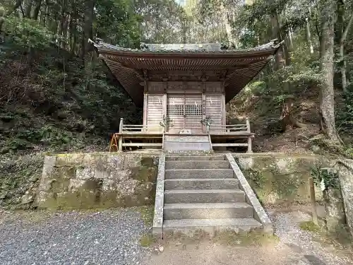 八幡神社松平東照宮の{uncategorized: "未分類", other: "その他", undefined: "問題あり", building: "その他建物", grave: "お墓", sacred_gate: "鳥居", guardian: "狛犬", statue: "像", buddha: "仏像", history: "歴史", nature: "自然", garden: "庭園", animal: "動物", pagoda: "塔", temizu: "手水舎", mountain_gate: "山門・神門", sanctuary: "本殿・本堂", subordinate: "末社・摂社", art: "芸術", scenery: "景色", jizo: "地蔵", ema: "絵馬", goshuin: "御朱印", omikuji: "おみくじ", items: "授与品その他", amulet: "お守り", goshuincho: "御朱印帳", eats: "食事", festival: "お祭り", votive_dance: "神楽", shichigosan: "七五三参", wedding: "結婚式", experience: "体験その他", initially: "初詣", around: "周辺", anti_infection: "感染症対策"}