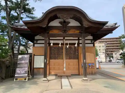 白山神社の本殿