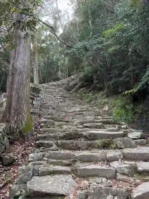神倉神社（熊野速玉大社摂社）の{uncategorized: "未分類", other: "その他", undefined: "問題あり", building: "その他建物", grave: "お墓", sacred_gate: "鳥居", guardian: "狛犬", statue: "像", buddha: "仏像", history: "歴史", nature: "自然", garden: "庭園", animal: "動物", pagoda: "塔", temizu: "手水舎", mountain_gate: "山門・神門", sanctuary: "本殿・本堂", subordinate: "末社・摂社", art: "芸術", scenery: "景色", jizo: "地蔵", ema: "絵馬", goshuin: "御朱印", omikuji: "おみくじ", items: "授与品その他", amulet: "お守り", goshuincho: "御朱印帳", eats: "食事", festival: "お祭り", votive_dance: "神楽", shichigosan: "七五三参", wedding: "結婚式", experience: "体験その他", initially: "初詣", around: "周辺", anti_infection: "感染症対策"}