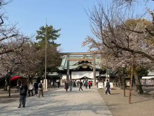 靖國神社の{uncategorized: "未分類", other: "その他", undefined: "問題あり", building: "その他建物", grave: "お墓", sacred_gate: "鳥居", guardian: "狛犬", statue: "像", buddha: "仏像", history: "歴史", nature: "自然", garden: "庭園", animal: "動物", pagoda: "塔", temizu: "手水舎", mountain_gate: "山門・神門", sanctuary: "本殿・本堂", subordinate: "末社・摂社", art: "芸術", scenery: "景色", jizo: "地蔵", ema: "絵馬", goshuin: "御朱印", omikuji: "おみくじ", items: "授与品その他", amulet: "お守り", goshuincho: "御朱印帳", eats: "食事", festival: "お祭り", votive_dance: "神楽", shichigosan: "七五三参", wedding: "結婚式", experience: "体験その他", initially: "初詣", around: "周辺", anti_infection: "感染症対策"}
