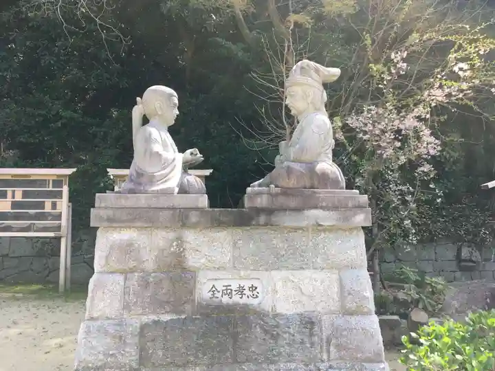 四條畷神社の像