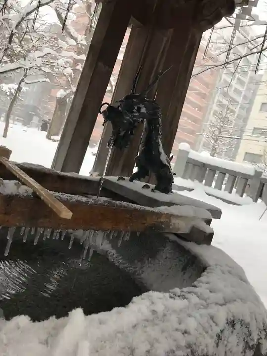 彌彦神社 (伊夜日子神社)の手水舎