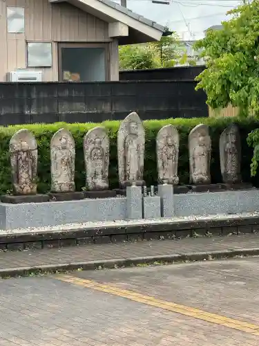 陽岳寺の{uncategorized: "未分類", other: "その他", undefined: "問題あり", building: "その他建物", grave: "お墓", sacred_gate: "鳥居", guardian: "狛犬", statue: "像", buddha: "仏像", history: "歴史", nature: "自然", garden: "庭園", animal: "動物", pagoda: "塔", temizu: "手水舎", mountain_gate: "山門・神門", sanctuary: "本殿・本堂", subordinate: "末社・摂社", art: "芸術", scenery: "景色", jizo: "地蔵", ema: "絵馬", goshuin: "御朱印", omikuji: "おみくじ", items: "授与品その他", amulet: "お守り", goshuincho: "御朱印帳", eats: "食事", festival: "お祭り", votive_dance: "神楽", shichigosan: "七五三参", wedding: "結婚式", experience: "体験その他", initially: "初詣", around: "周辺", anti_infection: "感染症対策"}