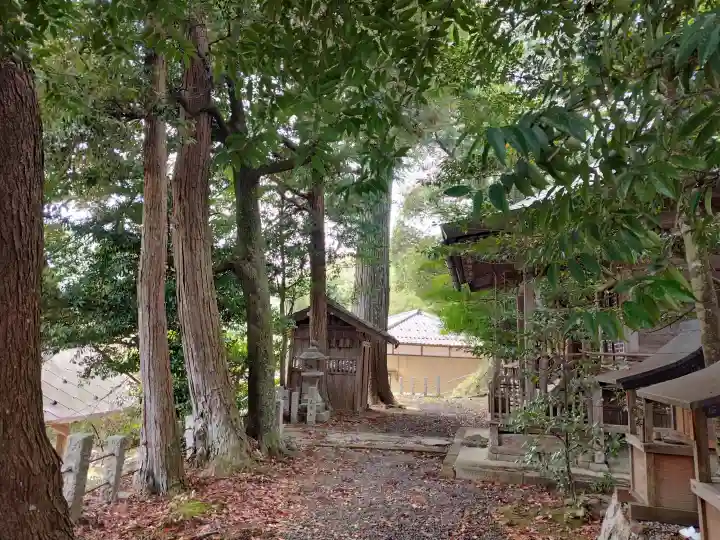 志波加神社の{uncategorized: "未分類", other: "その他", undefined: "問題あり", building: "その他建物", grave: "お墓", sacred_gate: "鳥居", guardian: "狛犬", statue: "像", buddha: "仏像", history: "歴史", nature: "自然", garden: "庭園", animal: "動物", pagoda: "塔", temizu: "手水舎", mountain_gate: "山門・神門", sanctuary: "本殿・本堂", subordinate: "末社・摂社", art: "芸術", scenery: "景色", jizo: "地蔵", ema: "絵馬", goshuin: "御朱印", omikuji: "おみくじ", items: "授与品その他", amulet: "お守り", goshuincho: "御朱印帳", eats: "食事", festival: "お祭り", votive_dance: "神楽", shichigosan: "七五三参", wedding: "結婚式", experience: "体験その他", initially: "初詣", around: "周辺", anti_infection: "感染症対策"}
