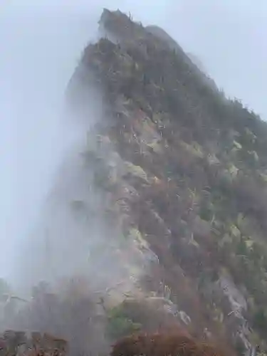 石鎚神社頂上社の{uncategorized: "未分類", other: "その他", undefined: "問題あり", building: "その他建物", grave: "お墓", sacred_gate: "鳥居", guardian: "狛犬", statue: "像", buddha: "仏像", history: "歴史", nature: "自然", garden: "庭園", animal: "動物", pagoda: "塔", temizu: "手水舎", mountain_gate: "山門・神門", sanctuary: "本殿・本堂", subordinate: "末社・摂社", art: "芸術", scenery: "景色", jizo: "地蔵", ema: "絵馬", goshuin: "御朱印", omikuji: "おみくじ", items: "授与品その他", amulet: "お守り", goshuincho: "御朱印帳", eats: "食事", festival: "お祭り", votive_dance: "神楽", shichigosan: "七五三参", wedding: "結婚式", experience: "体験その他", initially: "初詣", around: "周辺", anti_infection: "感染症対策"}