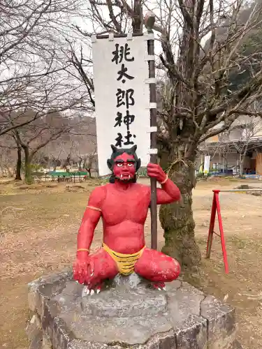 桃太郎神社（栗栖）の{uncategorized: "未分類", other: "その他", undefined: "問題あり", building: "その他建物", grave: "お墓", sacred_gate: "鳥居", guardian: "狛犬", statue: "像", buddha: "仏像", history: "歴史", nature: "自然", garden: "庭園", animal: "動物", pagoda: "塔", temizu: "手水舎", mountain_gate: "山門・神門", sanctuary: "本殿・本堂", subordinate: "末社・摂社", art: "芸術", scenery: "景色", jizo: "地蔵", ema: "絵馬", goshuin: "御朱印", omikuji: "おみくじ", items: "授与品その他", amulet: "お守り", goshuincho: "御朱印帳", eats: "食事", festival: "お祭り", votive_dance: "神楽", shichigosan: "七五三参", wedding: "結婚式", experience: "体験その他", initially: "初詣", around: "周辺", anti_infection: "感染症対策"}