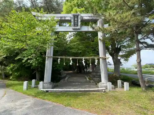 比都佐神社の{uncategorized: "未分類", other: "その他", undefined: "問題あり", building: "その他建物", grave: "お墓", sacred_gate: "鳥居", guardian: "狛犬", statue: "像", buddha: "仏像", history: "歴史", nature: "自然", garden: "庭園", animal: "動物", pagoda: "塔", temizu: "手水舎", mountain_gate: "山門・神門", sanctuary: "本殿・本堂", subordinate: "末社・摂社", art: "芸術", scenery: "景色", jizo: "地蔵", ema: "絵馬", goshuin: "御朱印", omikuji: "おみくじ", items: "授与品その他", amulet: "お守り", goshuincho: "御朱印帳", eats: "食事", festival: "お祭り", votive_dance: "神楽", shichigosan: "七五三参", wedding: "結婚式", experience: "体験その他", initially: "初詣", around: "周辺", anti_infection: "感染症対策"}