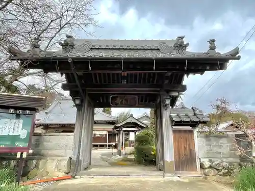 普門寺の山門