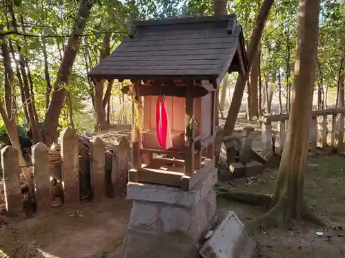 鳴岡稲荷神社の末社・摂社