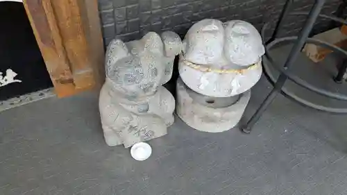 長崎尾曲がり猫神社の像