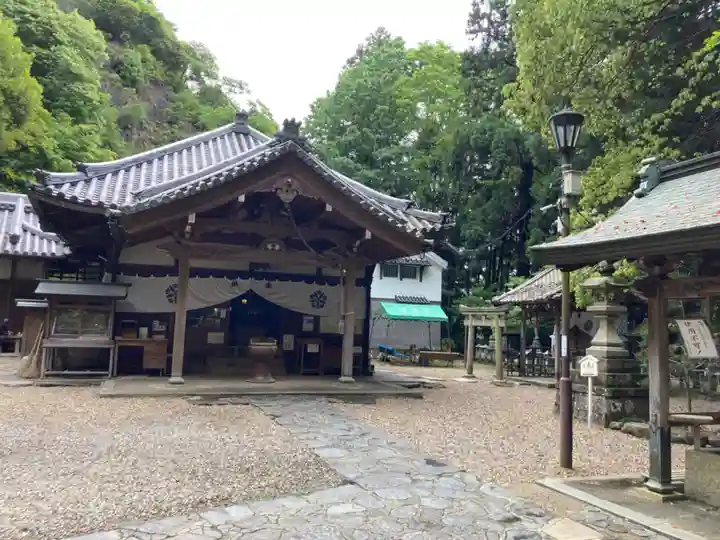 宝山寺の本殿・本堂