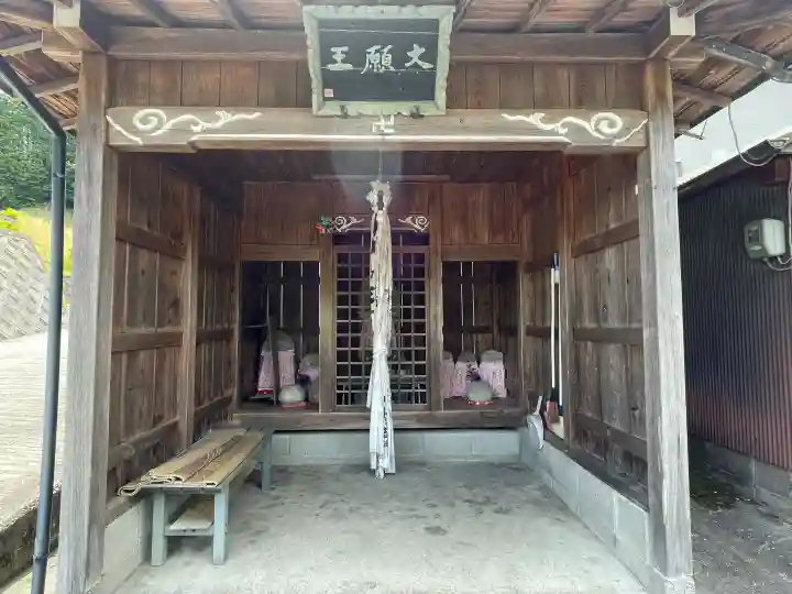 地蔵堂 (稗谷大願王)の{uncategorized: "未分類", other: "その他", undefined: "問題あり", building: "その他建物", grave: "お墓", sacred_gate: "鳥居", guardian: "狛犬", statue: "像", buddha: "仏像", history: "歴史", nature: "自然", garden: "庭園", animal: "動物", pagoda: "塔", temizu: "手水舎", mountain_gate: "山門・神門", sanctuary: "本殿・本堂", subordinate: "末社・摂社", art: "芸術", scenery: "景色", jizo: "地蔵", ema: "絵馬", goshuin: "御朱印", omikuji: "おみくじ", items: "授与品その他", amulet: "お守り", goshuincho: "御朱印帳", eats: "食事", festival: "お祭り", votive_dance: "神楽", shichigosan: "七五三参", wedding: "結婚式", experience: "体験その他", initially: "初詣", around: "周辺", anti_infection: "感染症対策"}