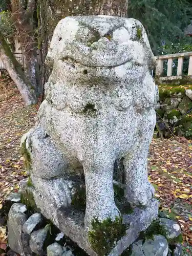 宇奈月神社の狛犬