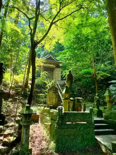 奥之院（岩屋寺）の像
