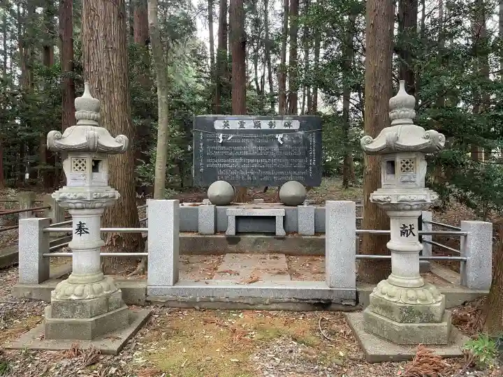栃木縣護國神社の{uncategorized: "未分類", other: "その他", undefined: "問題あり", building: "その他建物", grave: "お墓", sacred_gate: "鳥居", guardian: "狛犬", statue: "像", buddha: "仏像", history: "歴史", nature: "自然", garden: "庭園", animal: "動物", pagoda: "塔", temizu: "手水舎", mountain_gate: "山門・神門", sanctuary: "本殿・本堂", subordinate: "末社・摂社", art: "芸術", scenery: "景色", jizo: "地蔵", ema: "絵馬", goshuin: "御朱印", omikuji: "おみくじ", items: "授与品その他", amulet: "お守り", goshuincho: "御朱印帳", eats: "食事", festival: "お祭り", votive_dance: "神楽", shichigosan: "七五三参", wedding: "結婚式", experience: "体験その他", initially: "初詣", around: "周辺", anti_infection: "感染症対策"}
