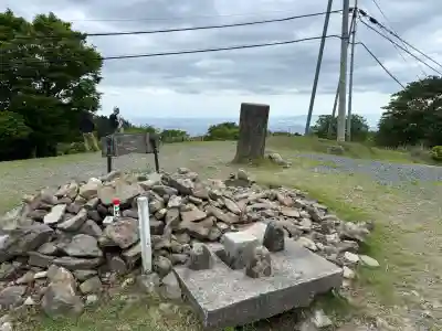 砥鹿神社(奥宮)の{uncategorized: "未分類", other: "その他", undefined: "問題あり", building: "その他建物", grave: "お墓", sacred_gate: "鳥居", guardian: "狛犬", statue: "像", buddha: "仏像", history: "歴史", nature: "自然", garden: "庭園", animal: "動物", pagoda: "塔", temizu: "手水舎", mountain_gate: "山門・神門", sanctuary: "本殿・本堂", subordinate: "末社・摂社", art: "芸術", scenery: "景色", jizo: "地蔵", ema: "絵馬", goshuin: "御朱印", omikuji: "おみくじ", items: "授与品その他", amulet: "お守り", goshuincho: "御朱印帳", eats: "食事", festival: "お祭り", votive_dance: "神楽", shichigosan: "七五三参", wedding: "結婚式", experience: "体験その他", initially: "初詣", around: "周辺", anti_infection: "感染症対策"}