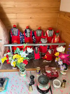 さつかり地蔵堂の{uncategorized: "未分類", other: "その他", undefined: "問題あり", building: "その他建物", grave: "お墓", sacred_gate: "鳥居", guardian: "狛犬", statue: "像", buddha: "仏像", history: "歴史", nature: "自然", garden: "庭園", animal: "動物", pagoda: "塔", temizu: "手水舎", mountain_gate: "山門・神門", sanctuary: "本殿・本堂", subordinate: "末社・摂社", art: "芸術", scenery: "景色", jizo: "地蔵", ema: "絵馬", goshuin: "御朱印", omikuji: "おみくじ", items: "授与品その他", amulet: "お守り", goshuincho: "御朱印帳", eats: "食事", festival: "お祭り", votive_dance: "神楽", shichigosan: "七五三参", wedding: "結婚式", experience: "体験その他", initially: "初詣", around: "周辺", anti_infection: "感染症対策"}