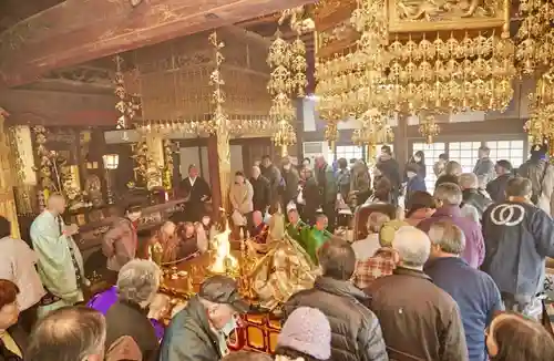 埼玉厄除け開運大師・龍泉寺（切り絵御朱印発祥の寺）の本殿・本堂