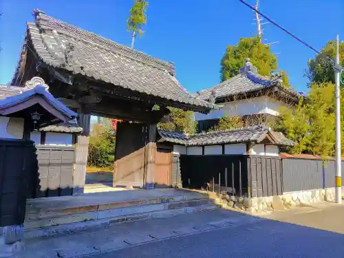 信力寺の山門