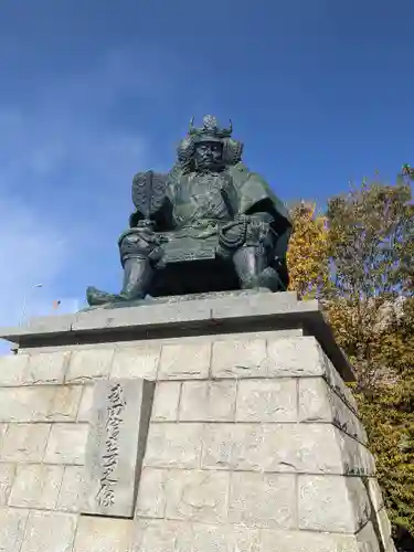 武田神社の像