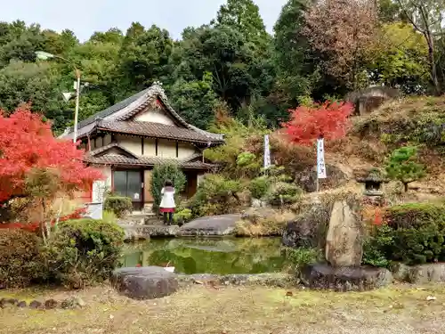 曽野稲荷神社の庭園
