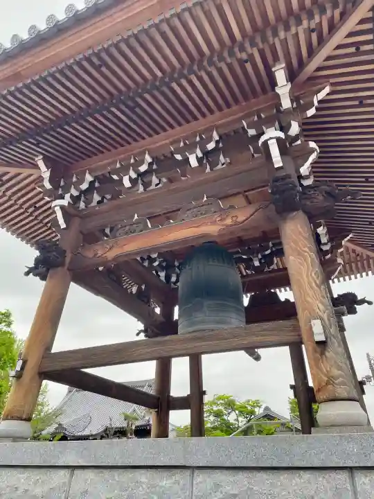 九品寺の{uncategorized: "未分類", other: "その他", undefined: "問題あり", building: "その他建物", grave: "お墓", sacred_gate: "鳥居", guardian: "狛犬", statue: "像", buddha: "仏像", history: "歴史", nature: "自然", garden: "庭園", animal: "動物", pagoda: "塔", temizu: "手水舎", mountain_gate: "山門・神門", sanctuary: "本殿・本堂", subordinate: "末社・摂社", art: "芸術", scenery: "景色", jizo: "地蔵", ema: "絵馬", goshuin: "御朱印", omikuji: "おみくじ", items: "授与品その他", amulet: "お守り", goshuincho: "御朱印帳", eats: "食事", festival: "お祭り", votive_dance: "神楽", shichigosan: "七五三参", wedding: "結婚式", experience: "体験その他", initially: "初詣", around: "周辺", anti_infection: "感染症対策"}