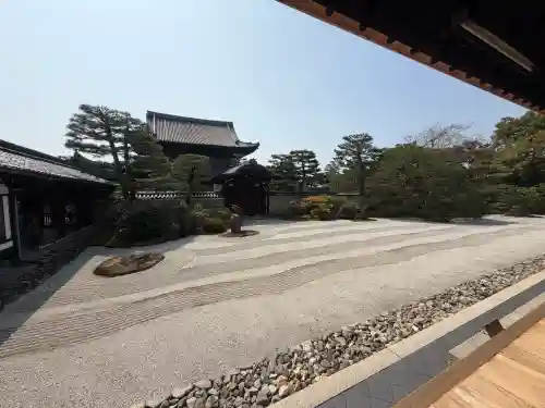 建仁寺（建仁禅寺）の{uncategorized: "未分類", other: "その他", undefined: "問題あり", building: "その他建物", grave: "お墓", sacred_gate: "鳥居", guardian: "狛犬", statue: "像", buddha: "仏像", history: "歴史", nature: "自然", garden: "庭園", animal: "動物", pagoda: "塔", temizu: "手水舎", mountain_gate: "山門・神門", sanctuary: "本殿・本堂", subordinate: "末社・摂社", art: "芸術", scenery: "景色", jizo: "地蔵", ema: "絵馬", goshuin: "御朱印", omikuji: "おみくじ", items: "授与品その他", amulet: "お守り", goshuincho: "御朱印帳", eats: "食事", festival: "お祭り", votive_dance: "神楽", shichigosan: "七五三参", wedding: "結婚式", experience: "体験その他", initially: "初詣", around: "周辺", anti_infection: "感染症対策"}